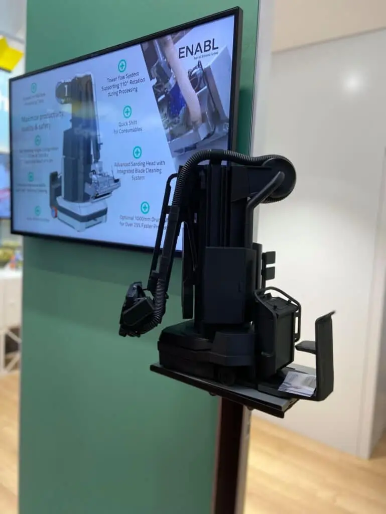 Skalamodel af en maskine på en messestand